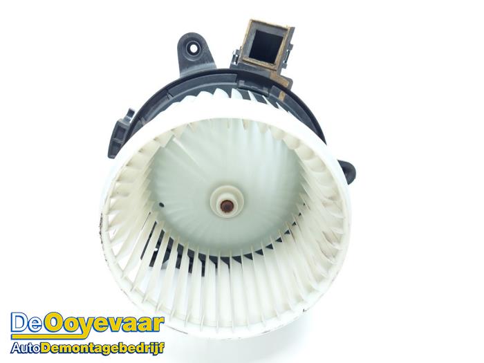 Heating and ventilation fan motor from a Peugeot Expert (VA/VB/VE/VF/VY) 2.0 Blue HDi 150 16V 2019