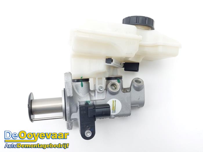 Master cylinder from a Volkswagen Tiguan (AD1) 1.4 TSI 16V 2017