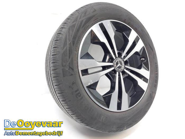 Wheel + tyre from a Mercedes-Benz GLA (H247) 1.3 180 Turbo 16V 2021