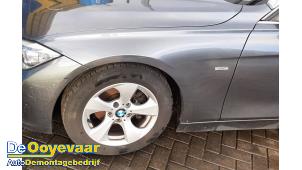 Używane Ekran lewy przód BMW 3 serie Touring (F31) 320d 2.0 16V EfficientDynamicsEdition Cena € 174,99 Procedura marży oferowane przez Autodemontagebedrijf De Ooyevaar