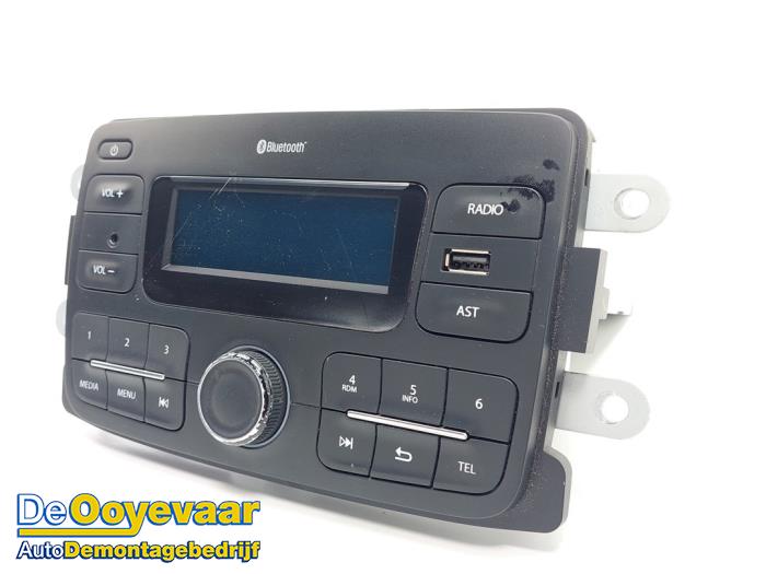 Radio from a Dacia Sandero II 0.9 TCE 12V LPG 2018