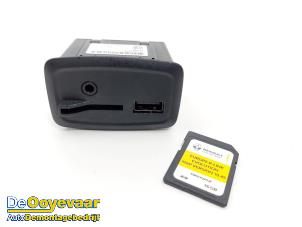 Usados Conexión AUX-USB Renault Zoé (AG) R90 Precio € 99,99 Norma de margen ofrecido por Autodemontagebedrijf De Ooyevaar