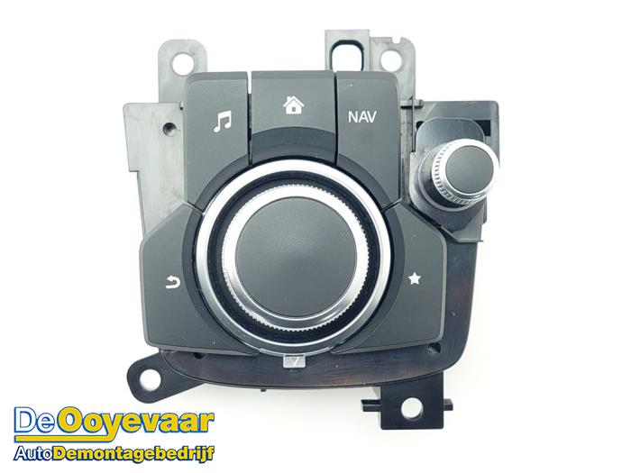 Begagnade Radiokontrollpanel Mazda 6 SportBreak (GJ/GH/GL) 2.0 SkyActiv-G 165 16V Pris € 89,99 Marginaltabell erbjuds av Autodemontagebedrijf De Ooyevaar