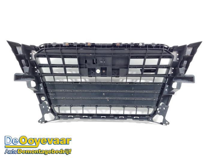 Grille from a Audi Q5 (8RB) 2.0 TFSI 16V Quattro flexible fuel 2013