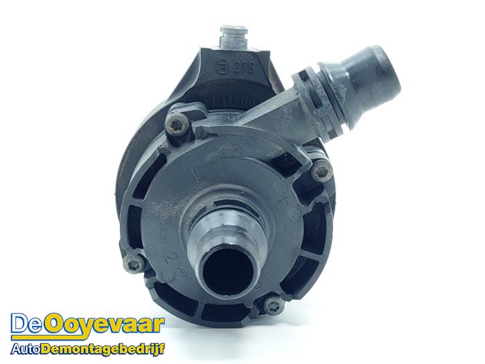 Begagnade Extra vattenpump BMW M5 (F90) M550i xDrive 4.4 V8 32V TwinPower Turbo Pris € 29,99 Marginaltabell erbjuds av Autodemontagebedrijf De Ooyevaar