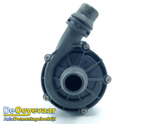 Begagnade Extra vattenpump BMW M5 (F90) M550i xDrive 4.4 V8 32V TwinPower Turbo Pris € 45,00 Marginaltabell erbjuds av Autodemontagebedrijf De Ooyevaar