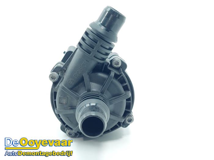 Begagnade Extra vattenpump BMW M5 (F90) M550i xDrive 4.4 V8 32V TwinPower Turbo Pris € 45,00 Marginaltabell erbjuds av Autodemontagebedrijf De Ooyevaar
