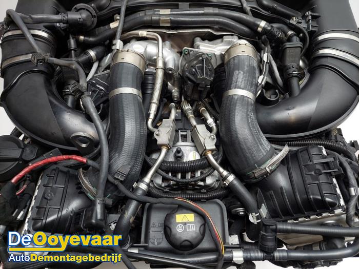 Motor van een BMW M5 (G30/F90) M550i xDrive 4.4 V8 32V TwinPower Turbo 2018