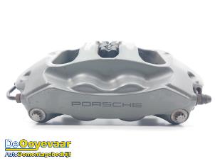 Usagé Etrier de frein arrière droit Porsche Panamera (971G) 2.9 V6 24V 4S Prix € 349,99 Règlement à la marge proposé par Autodemontagebedrijf De Ooyevaar