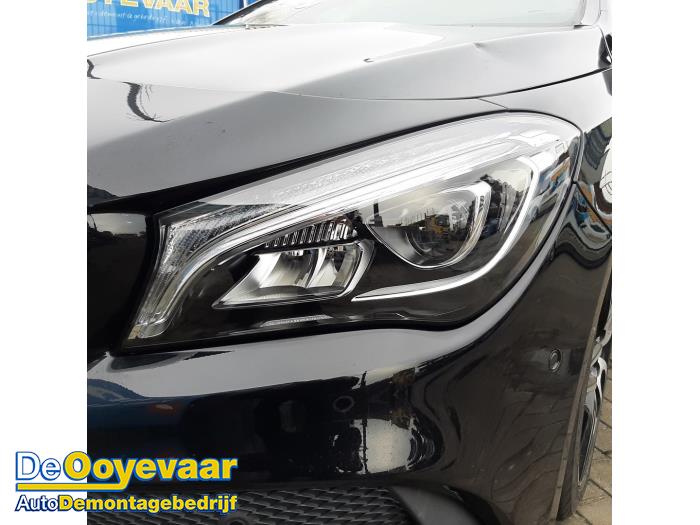 Reflektor lewy z Mercedes-Benz CLA (117.3) 1.6 CLA-180 16V 2019