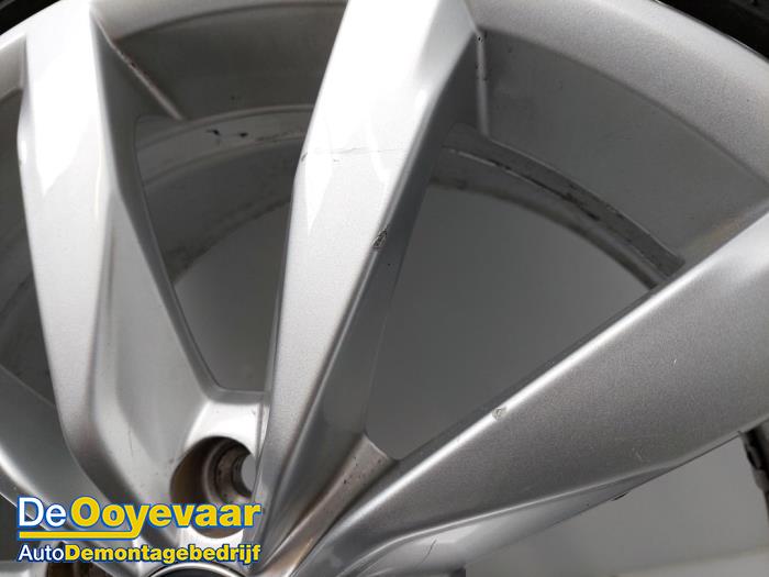 Jante + pneumatique d'un Volkswagen Golf VII Variant (AUVV) 1.6 TDI BlueMotion 16V 2014