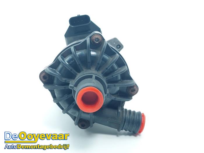 Begagnade Extra vattenpump BMW 5 serie Gran Turismo (F07) 550i xDrive V8 32V TwinPower Turbo Pris € 59,99 Marginaltabell erbjuds av Autodemontagebedrijf De Ooyevaar