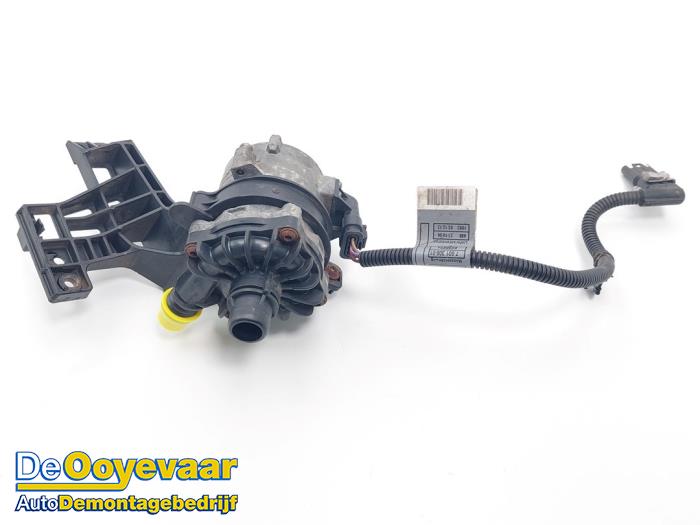 Begagnade Extra vattenpump BMW 6 serie (F13) 650i xDrive V8 32V Pris € 59,99 Marginaltabell erbjuds av Autodemontagebedrijf De Ooyevaar