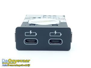 Używane Zlacze AUX/USB BMW 1 serie (F40) 118i 1.5 TwinPower 12V Cena € 19,99 Procedura marży oferowane przez Autodemontagebedrijf De Ooyevaar