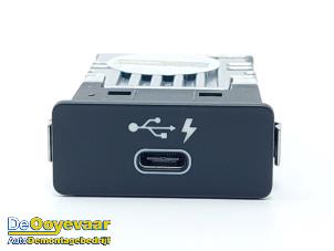 Używane Zlacze AUX/USB BMW 1 serie (F40) 118i 1.5 TwinPower 12V Cena € 39,99 Procedura marży oferowane przez Autodemontagebedrijf De Ooyevaar