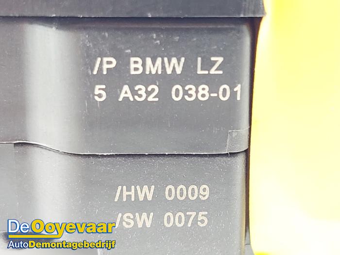 Commutateur combi colonne de direction d'un BMW 1 serie (F40) 118i 1.5 TwinPower 12V 2021