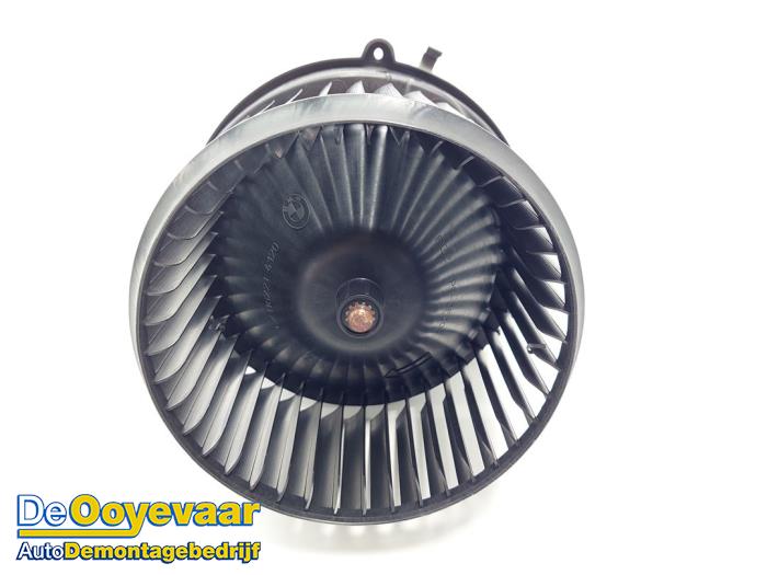 Motor de ventilador de calefactor de un BMW 1 serie (F40) 118i 1.5 TwinPower 12V 2021