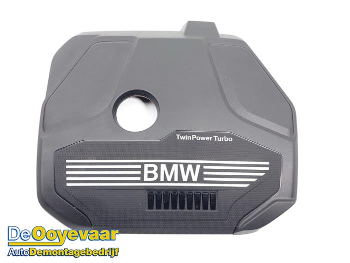 Engine cover from a BMW 1 serie (F40) 118i 1.5 TwinPower 12V 2021