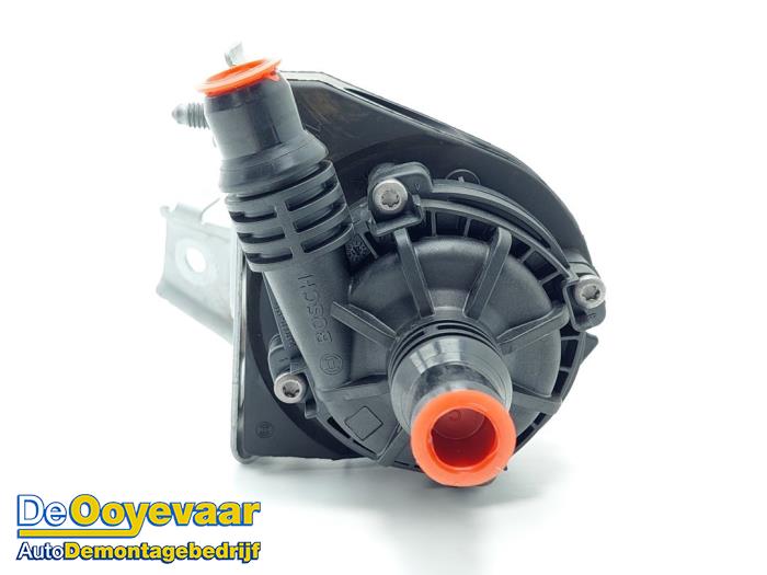 Begagnade Extra vattenpump BMW 1 serie (F40) 118i 1.5 TwinPower 12V Pris € 15,00 Marginaltabell erbjuds av Autodemontagebedrijf De Ooyevaar