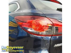 Gebrauchte Rücklicht links Mazda 6 SportBreak (GJ/GH/GL) 2.2 SkyActiv-D 150 16V Preis € 149,99 Margenregelung angeboten von Autodemontagebedrijf De Ooyevaar