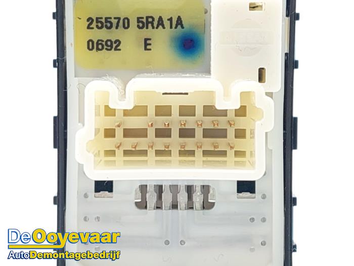 Interruptor de retrovisor de un Nissan Micra (K14) 1.0 IG-T 92 2022