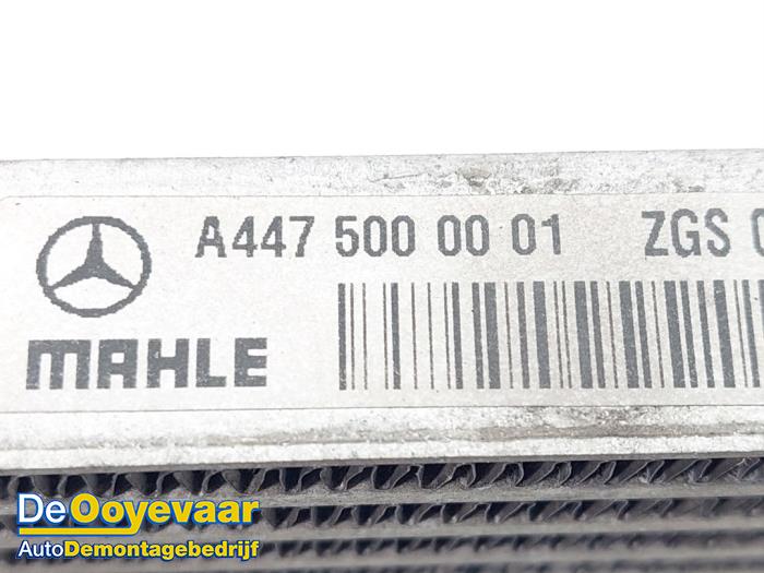 Radiateur d'huile d'un Mercedes-Benz Vito (447.6) 2.2 116 CDI 16V 2019