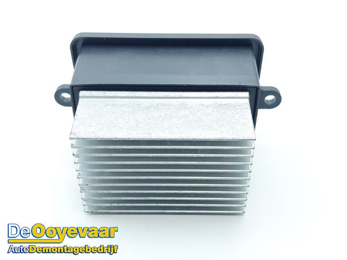 Usados Resistencia de calefactor Peugeot 5008 II (M4/MC/MJ/MR) 1.2 12V e-THP PureTech 130 Precio € 15,00 Norma de margen ofrecido por Autodemontagebedrijf De Ooyevaar