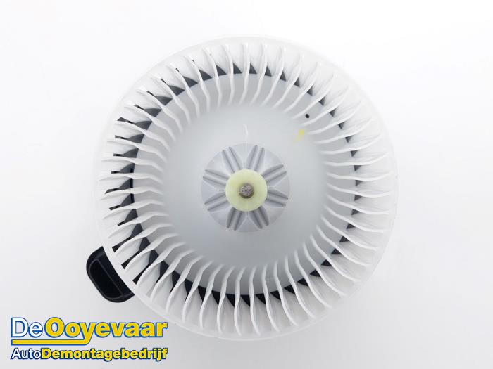 Heating and ventilation fan motor from a Toyota Land Cruiser (J15) 2.8 D-4D 16V 2023