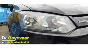 Używane Reflektor prawy Volkswagen Polo V (6R) 1.2 TDI 12V BlueMotion Cena € 69,99 Procedura marży oferowane przez Autodemontagebedrijf De Ooyevaar