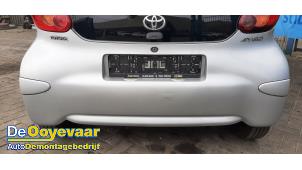 Usados Parachoques trasero Toyota Aygo (B10) 1.0 12V VVT-i Precio € 59,99 Norma de margen ofrecido por Autodemontagebedrijf De Ooyevaar