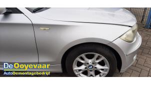 Gebrauchte Kotflügel rechts vorne BMW 1 serie (E87/87N) 116i 1.6 16V Preis € 49,99 Margenregelung angeboten von Autodemontagebedrijf De Ooyevaar