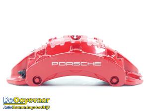 Używane Zacisk hamulcowy lewy przód Porsche Macan (95B) 3.6 V6 24V Turbo Cena € 299,99 Procedura marży oferowane przez Autodemontagebedrijf De Ooyevaar
