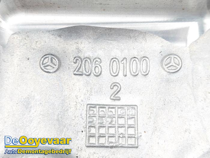 Mangueta de dirección izquierda delante de un Mercedes-Benz C (W206) C-200 1.5 EQ Boost 2022