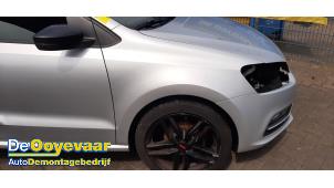 Gebrauchte Kotflügel rechts vorne Volkswagen Polo V (6R) 1.4 TDI 12V 90 Preis auf Anfrage angeboten von Autodemontagebedrijf De Ooyevaar