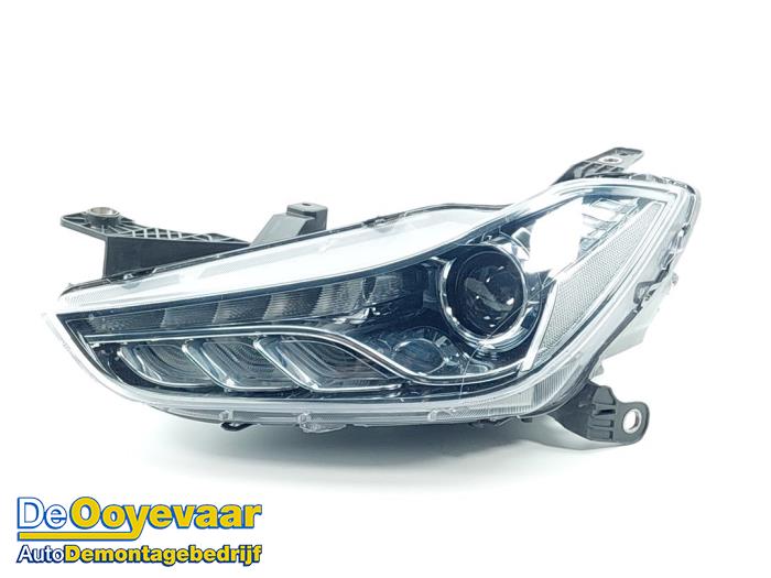 Używane Reflektor lewy Maserati Ghibli III 3.0 S Q4 Biturbo V6 24V Cena € 949,99 Procedura marży oferowane przez Autodemontagebedrijf De Ooyevaar