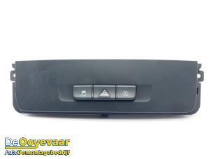 Usados Interruptor de luz de pánico Mercedes Vito (447.6) 2.2 114 CDI 16V Precio € 29,99 Norma de margen ofrecido por Autodemontagebedrijf De Ooyevaar