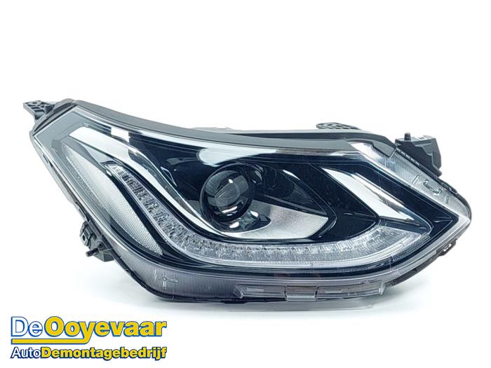Używane Reflektor prawy Opel Ampera-e Ampera-e Cena € 649,99 Procedura marży oferowane przez Autodemontagebedrijf De Ooyevaar