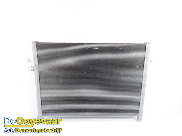 Usagé Radiateur BMW 5 serie (G30) M550i xDrive 4.4 V8 32V TwinPower Turbo Prix € 349,99 Règlement à la marge proposé par Autodemontagebedrijf De Ooyevaar