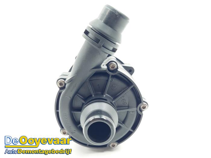 Begagnade Extra vattenpump BMW 5 serie (G30) M550i xDrive 4.4 V8 32V TwinPower Turbo Pris € 45,00 Marginaltabell erbjuds av Autodemontagebedrijf De Ooyevaar