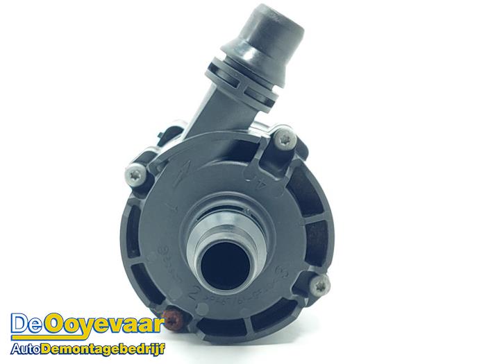 Begagnade Extra vattenpump BMW 5 serie (G30) M550i xDrive 4.4 V8 32V TwinPower Turbo Pris € 39,99 Marginaltabell erbjuds av Autodemontagebedrijf De Ooyevaar
