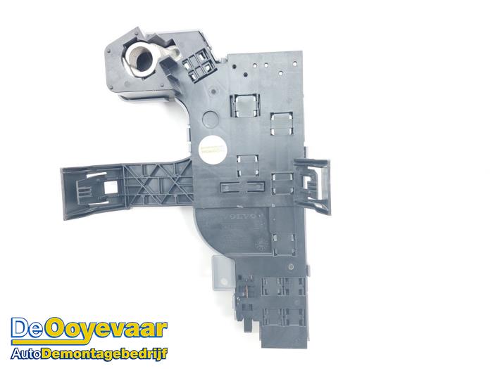 Begagnade Batterisensor Volvo V60 II (ZW) 2.0 B3 16V Mild Hybrid Pris € 39,99 Marginaltabell erbjuds av Autodemontagebedrijf De Ooyevaar