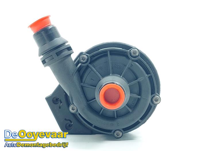 Begagnade Extra vattenpump BMW i3 (I01) i3 94Ah Pris € 45,00 Marginaltabell erbjuds av Autodemontagebedrijf De Ooyevaar