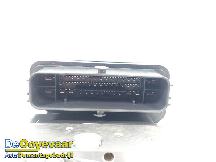 ABS Pumpe van een Mercedes-Benz CLA Shooting Brake (118.6) 1.3 CLA-180 Turbo 16V 2023
