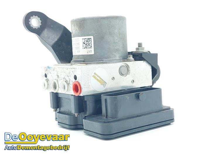 Used ABS pump Opel Karl 1.0 12V Price € 24,99 Margin scheme offered by Autodemontagebedrijf De Ooyevaar