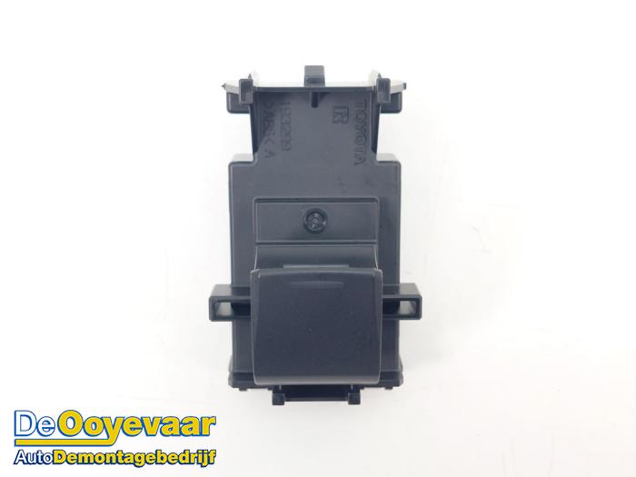 Usados Interruptor de ventanilla eléctrica Lexus UX 250h 2.0 16V Precio € 25,00 Norma de margen ofrecido por Autodemontagebedrijf De Ooyevaar
