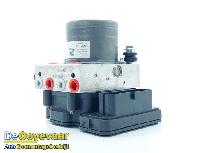 Begagnade ABS-pump Opel Combo Cargo 1.5 CDTI 130 Pris € 99,99 Marginaltabell erbjuds av Autodemontagebedrijf De Ooyevaar
