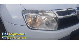 Usagé Phare droit Dacia Duster (HS) 1.6 16V Prix € 175,00 Règlement à la marge proposé par Autodemontagebedrijf De Ooyevaar