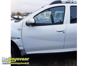 Usagé Porte avant gauche Dacia Duster (HS) 1.6 16V Prix € 249,99 Règlement à la marge proposé par Autodemontagebedrijf De Ooyevaar