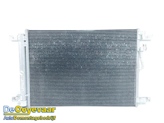 Usagé Condenseur de climatisation Volkswagen Golf VIII (CD1) 1.0 TSI 12V Prix € 159,99 Règlement à la marge proposé par Autodemontagebedrijf De Ooyevaar