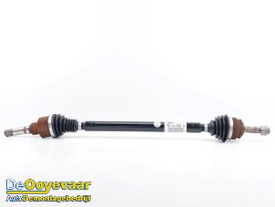Usagé Arbre de transmission avant droit Peugeot 208 II (UB/UH/UP) 1.2 Vti 12V PureTech 75 Prix € 149,99 Règlement à la marge proposé par Autodemontagebedrijf De Ooyevaar